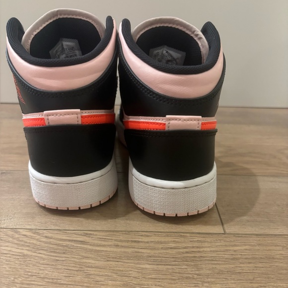 Nike Air Jordan 1 pink and black - Picture 3 of 5